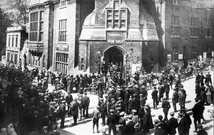 Crowds outside the Town Hall in Market Street, a few weeks after the declaration of war in August 1914.