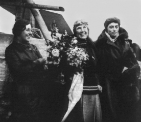 Mildred Mary Petre (centre), with Amy Johnson (left) in 1931; photograph from Wikipedia